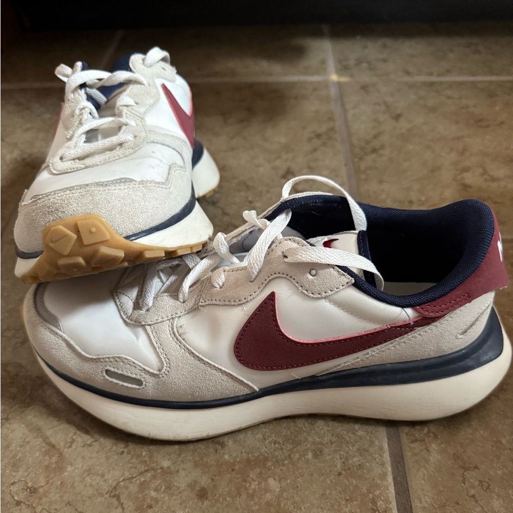 Nike Pheonix Waffle
Light bone / sail / midnight navy / team red
Size 10